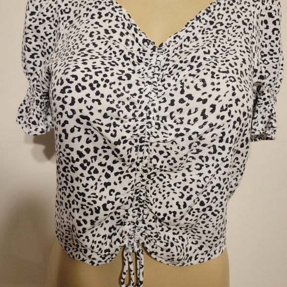 Urban Romantic White Cheatta Print Crop Top Medium V Neck Spring - Picture 2 of 4